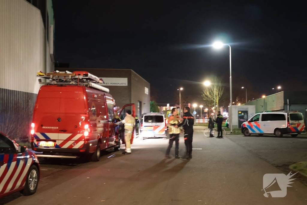 Persoon komt veilig uit water na incident