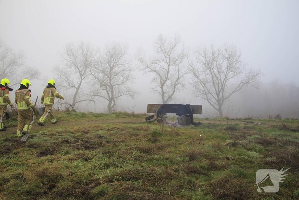 Buitenbrand onder monumentale bank na barbecue