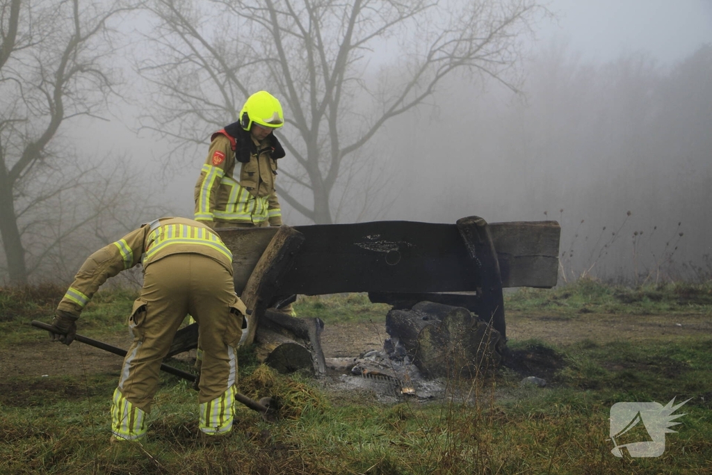 Buitenbrand onder monumentale bank na barbecue