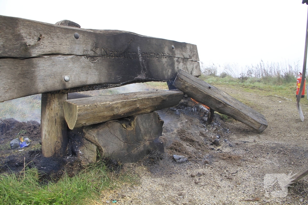 Buitenbrand onder monumentale bank na barbecue