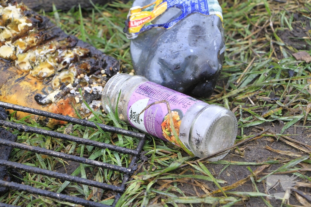 Buitenbrand onder monumentale bank na barbecue