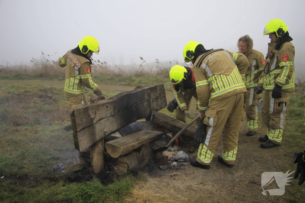 Buitenbrand onder monumentale bank na barbecue