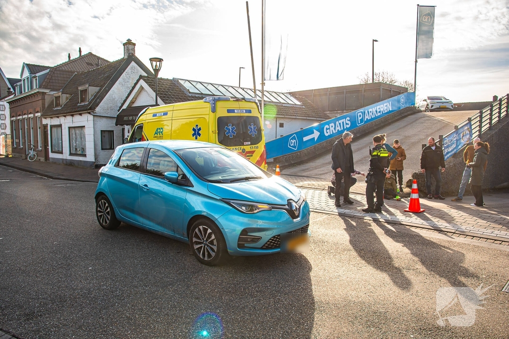 Jongetje op fiets gewond bij botsing met auto