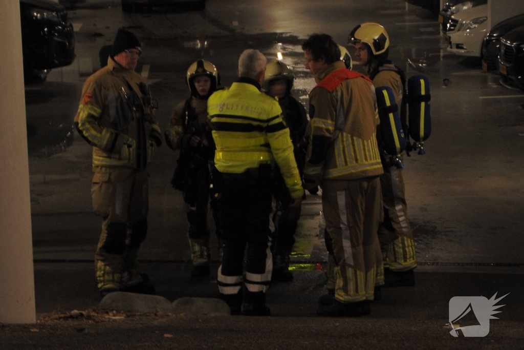 Autobrand in garage snel onder controle