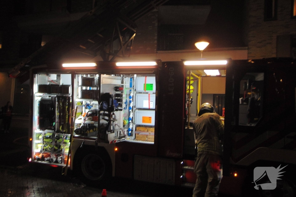 Autobrand in garage snel onder controle