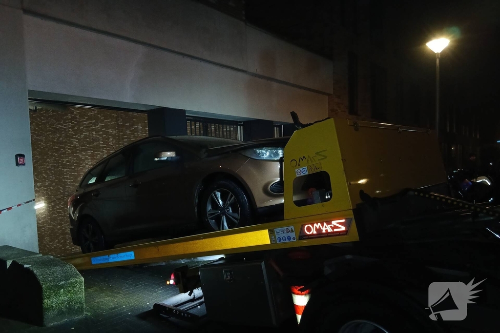 Autobrand in garage snel onder controle