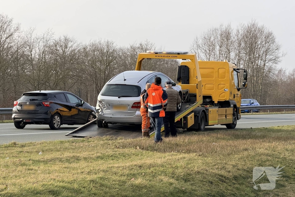 Botsing tussen twee auto's op snelweg