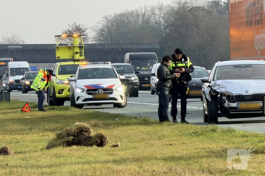 Botsing tussen twee auto's op snelweg