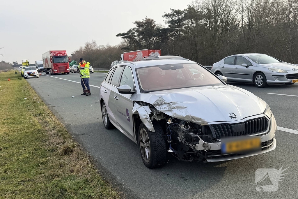 Botsing tussen twee auto's op snelweg