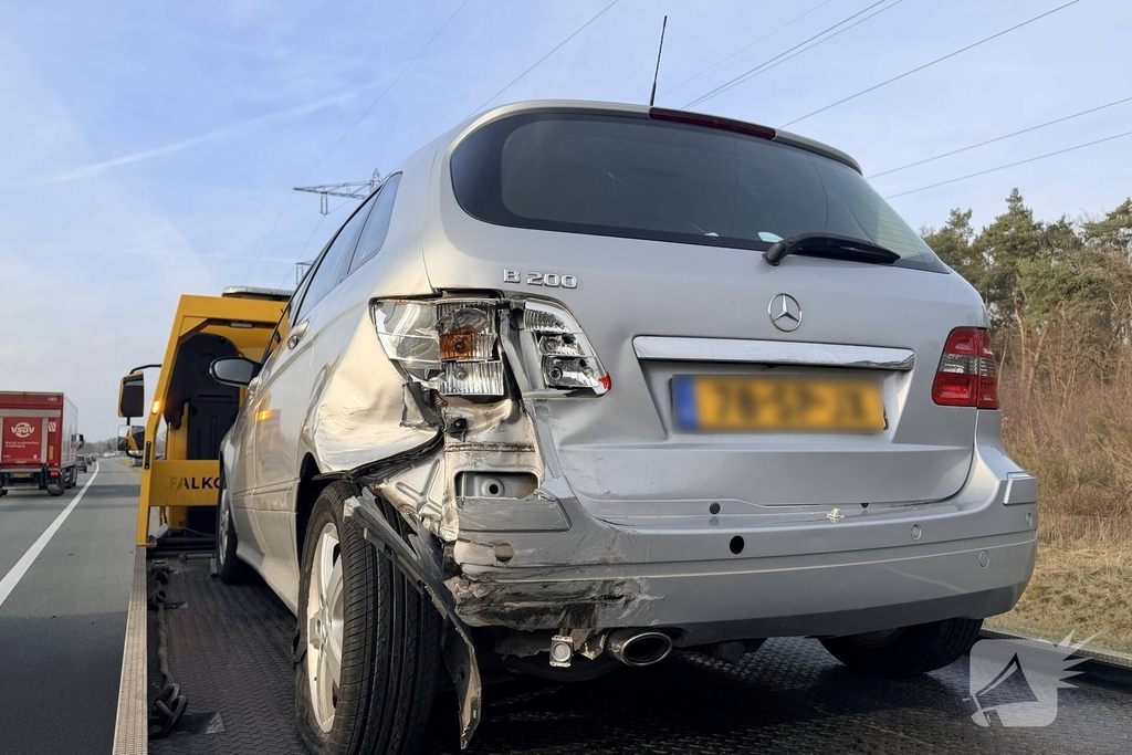 Botsing tussen twee auto's op snelweg