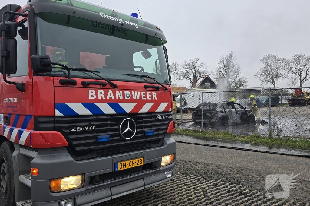 Dure stationwagen verwoest door brand
