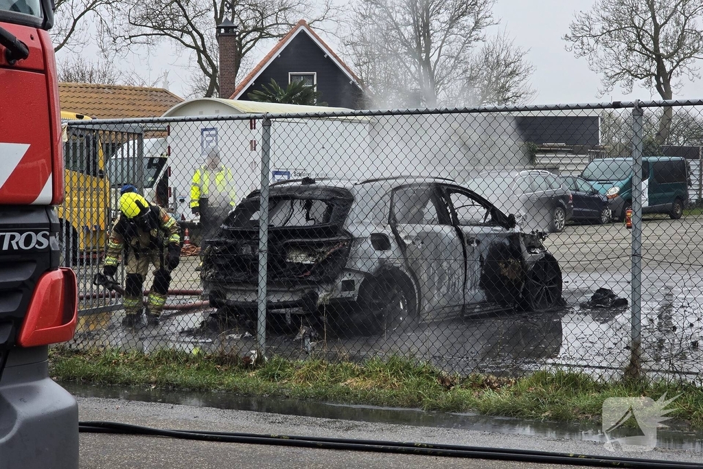 Dure stationwagen verwoest door brand