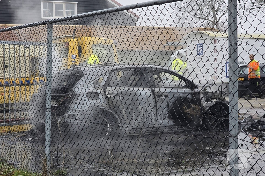 Dure stationwagen verwoest door brand