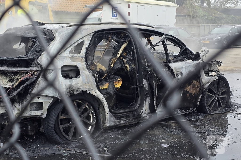 Dure stationwagen verwoest door brand