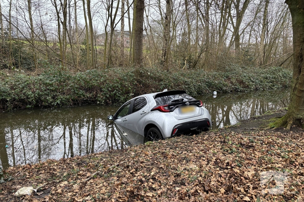 Auto belandt in water tijdens parkeren