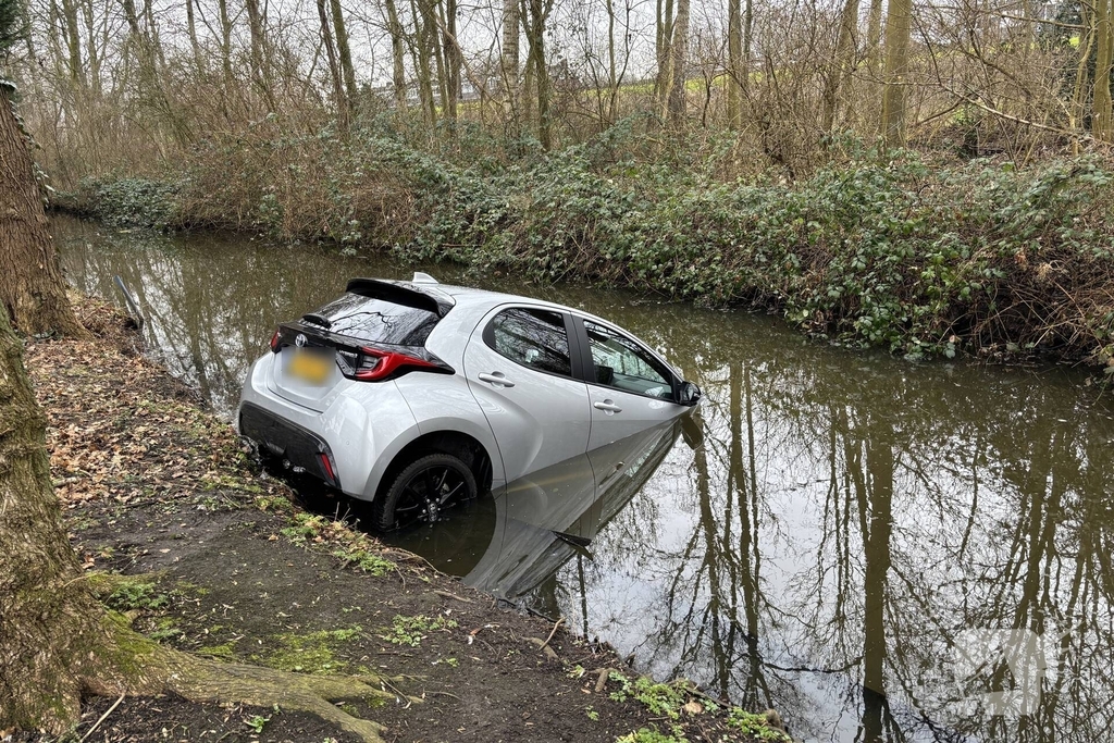 Auto belandt in water tijdens parkeren