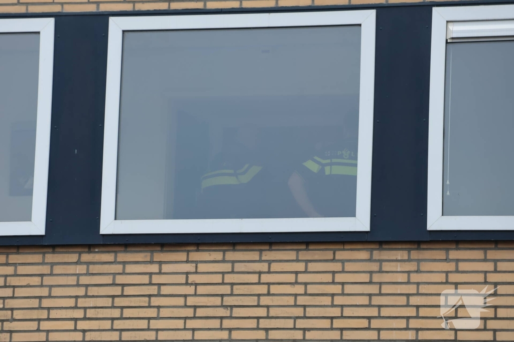 Steekincident in flatwoning leidt tot gewonde
