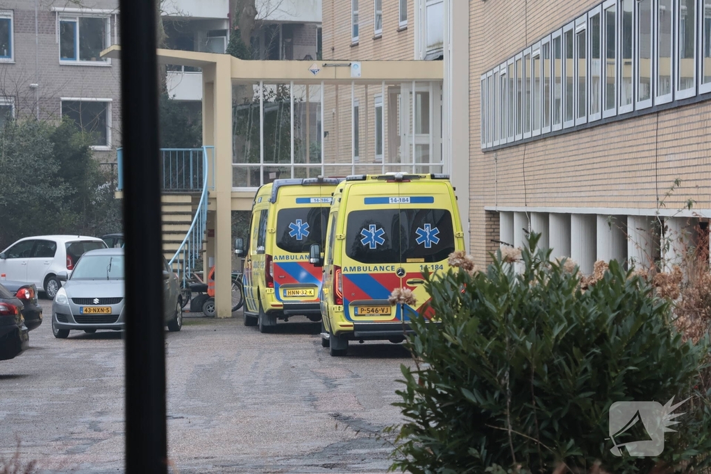 Steekincident in flatwoning leidt tot gewonde