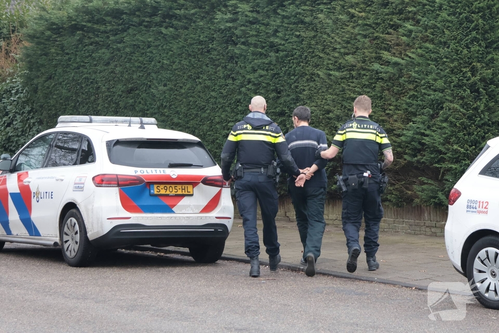 Steekincident in flatwoning leidt tot gewonde