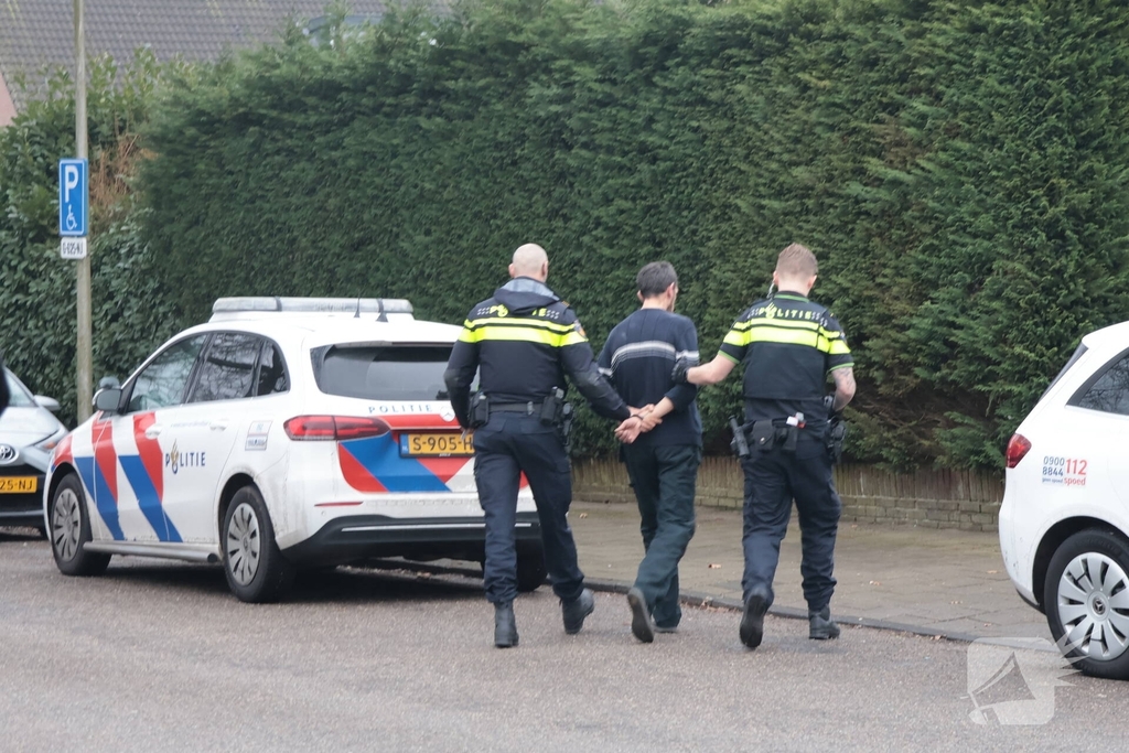 Steekincident in flatwoning leidt tot gewonde