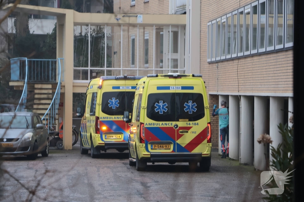 Steekincident in flatwoning leidt tot gewonde