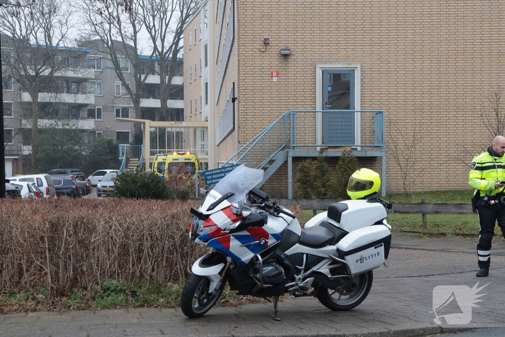 Steekincident in flatwoning leidt tot gewonde