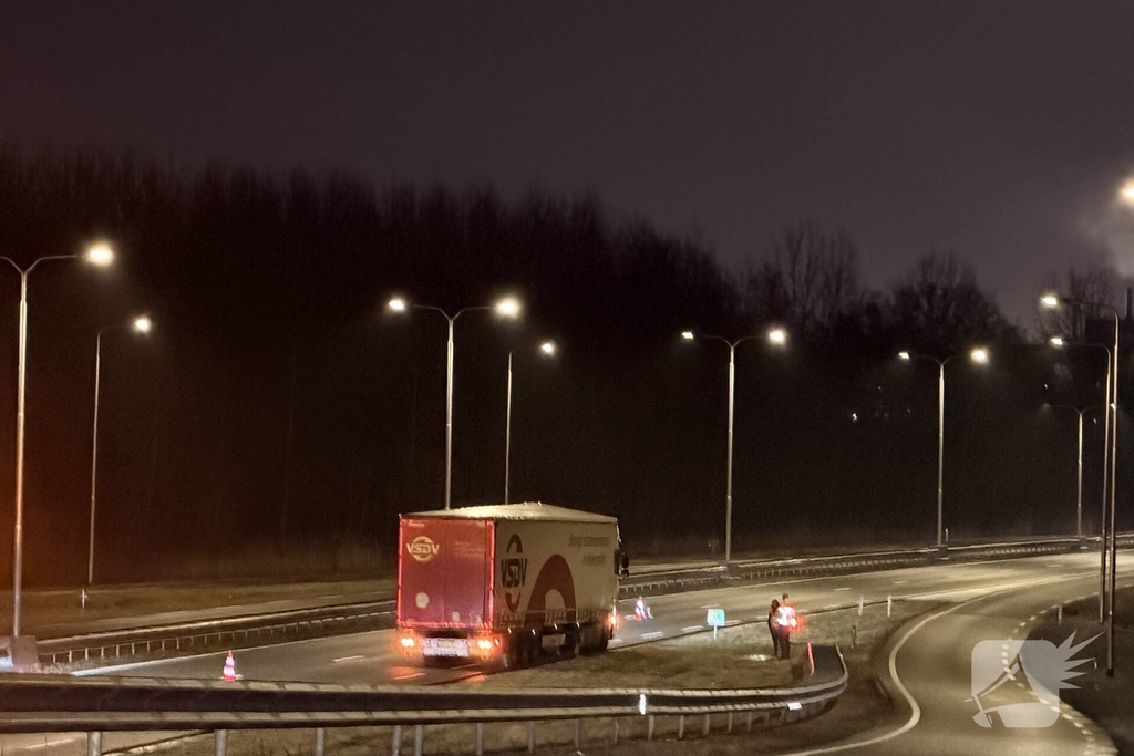 Vrachtwagen blokkeert rijstrook na ongeval