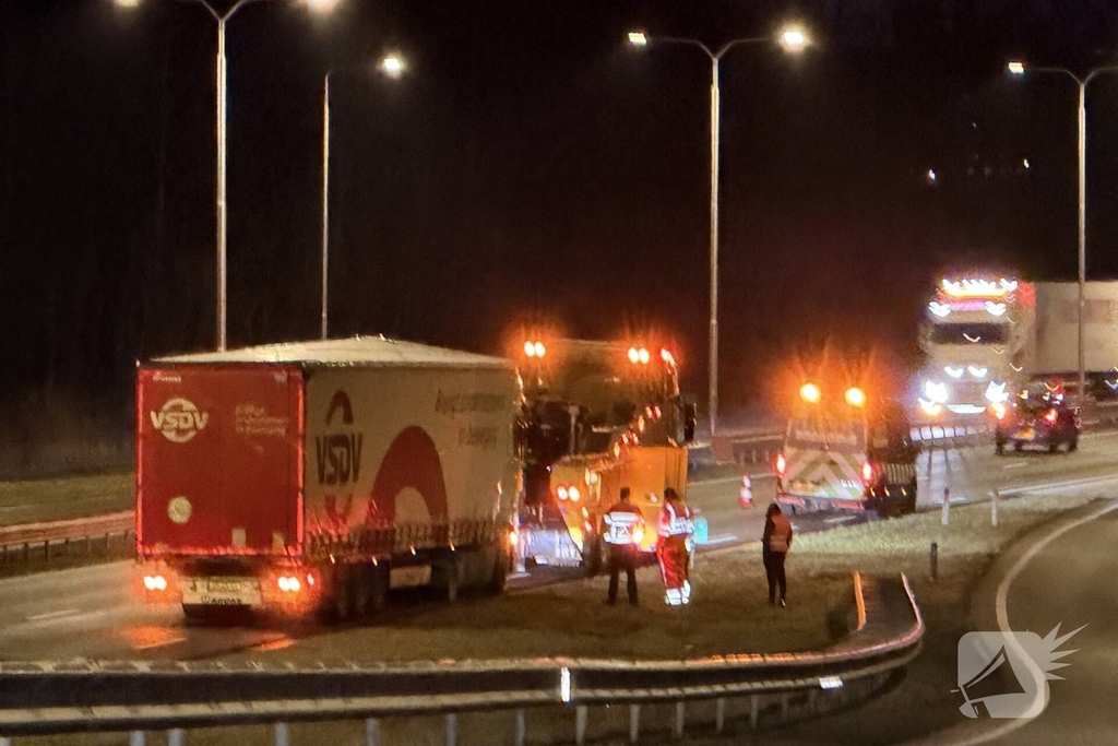 Vrachtwagen blokkeert rijstrook na ongeval