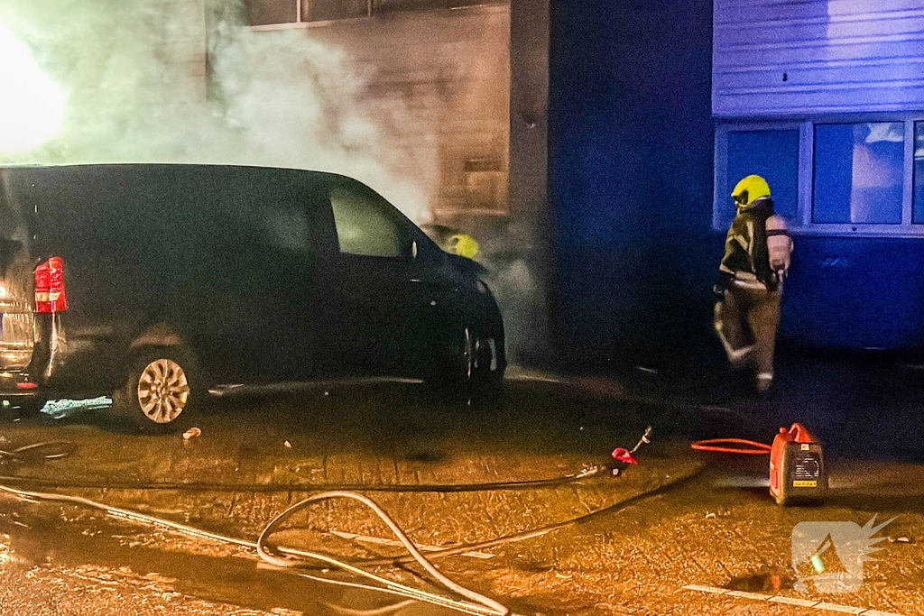 Bestelbusje in brand bij autobedrijf
