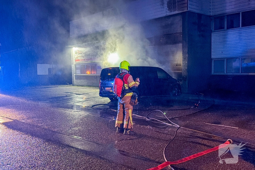 Bestelbusje in brand bij autobedrijf