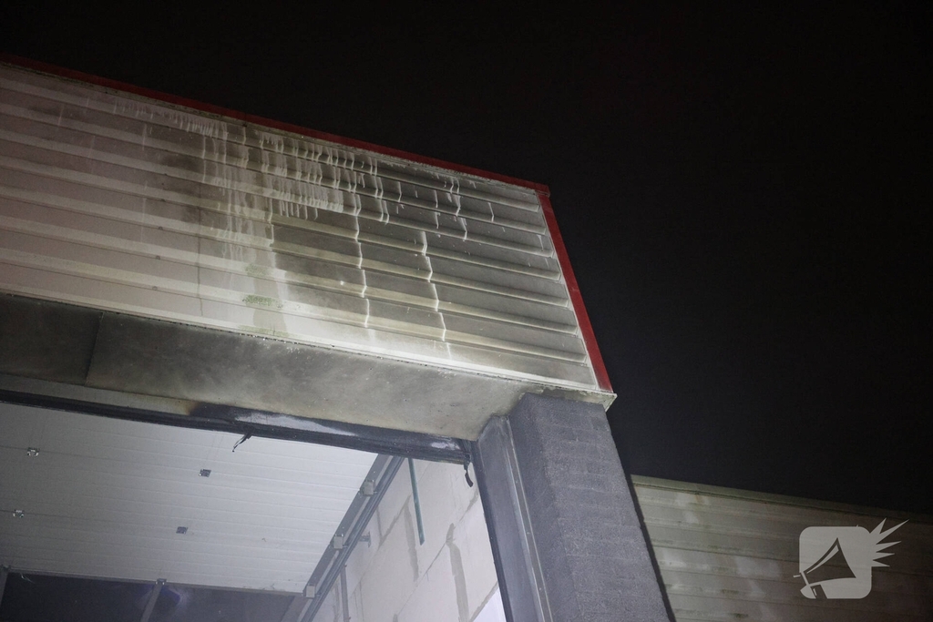 Bestelbusje in brand bij autobedrijf