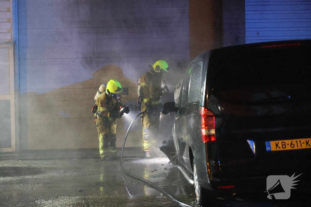 Bestelbusje in brand bij autobedrijf