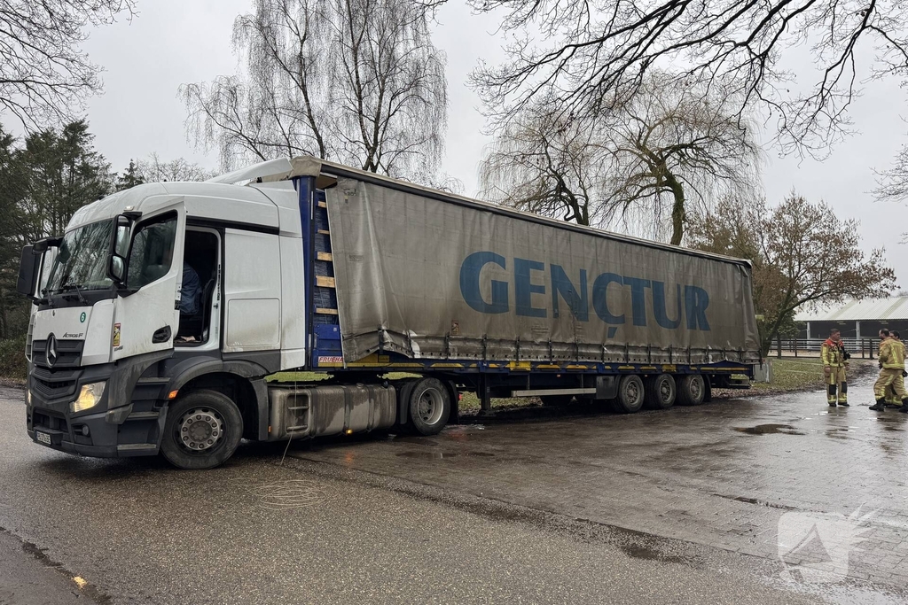 Vrachtwagen beschadigt gasstation en veroorzaakt gaslekkage
