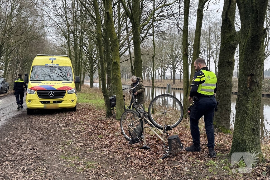 Omstanders helpen vrouw uit koud water