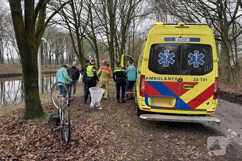 Omstanders helpen vrouw uit koud water