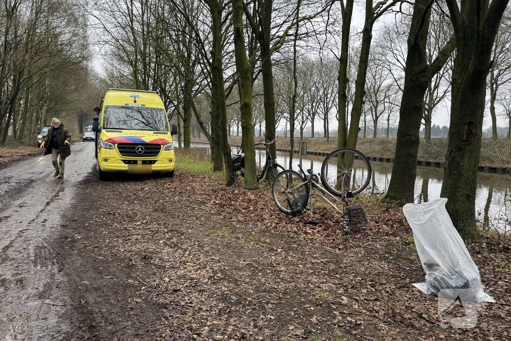 Omstanders helpen vrouw uit koud water