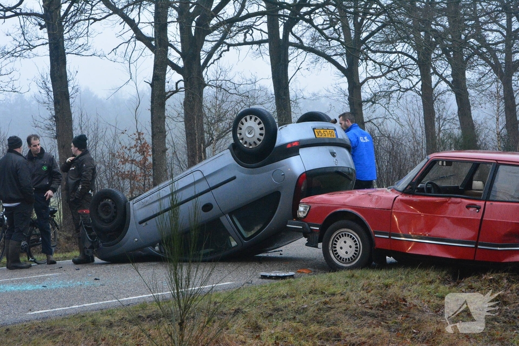 Auto eindigt op de kop na aanrijding
