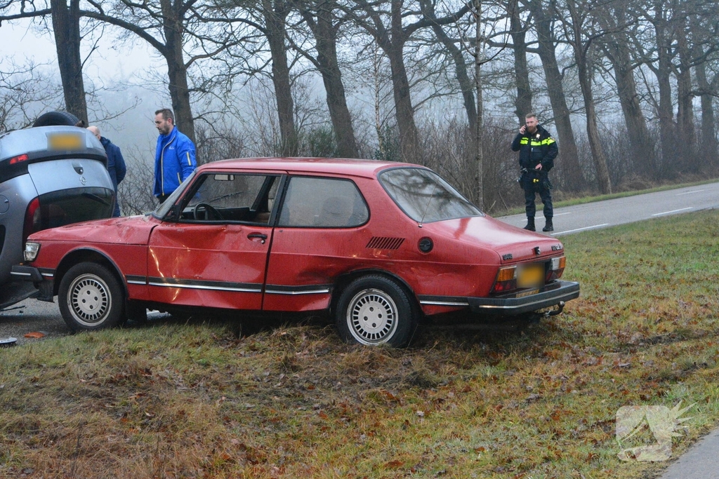 Auto eindigt op de kop na aanrijding