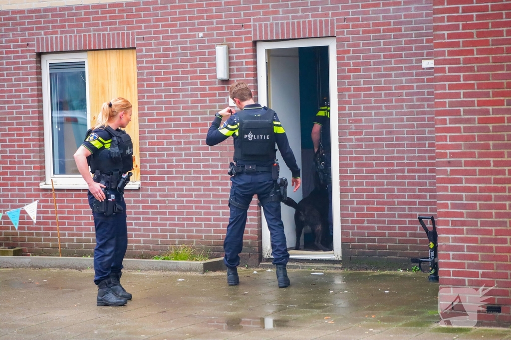 Agenten breken deur open tijdens inval