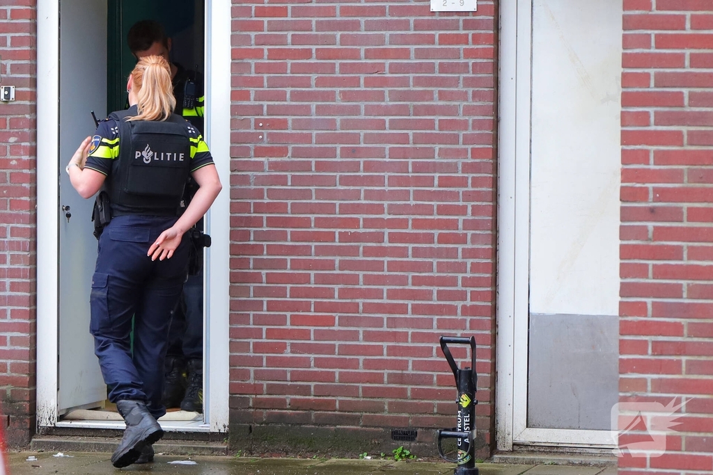 Agenten breken deur open tijdens inval