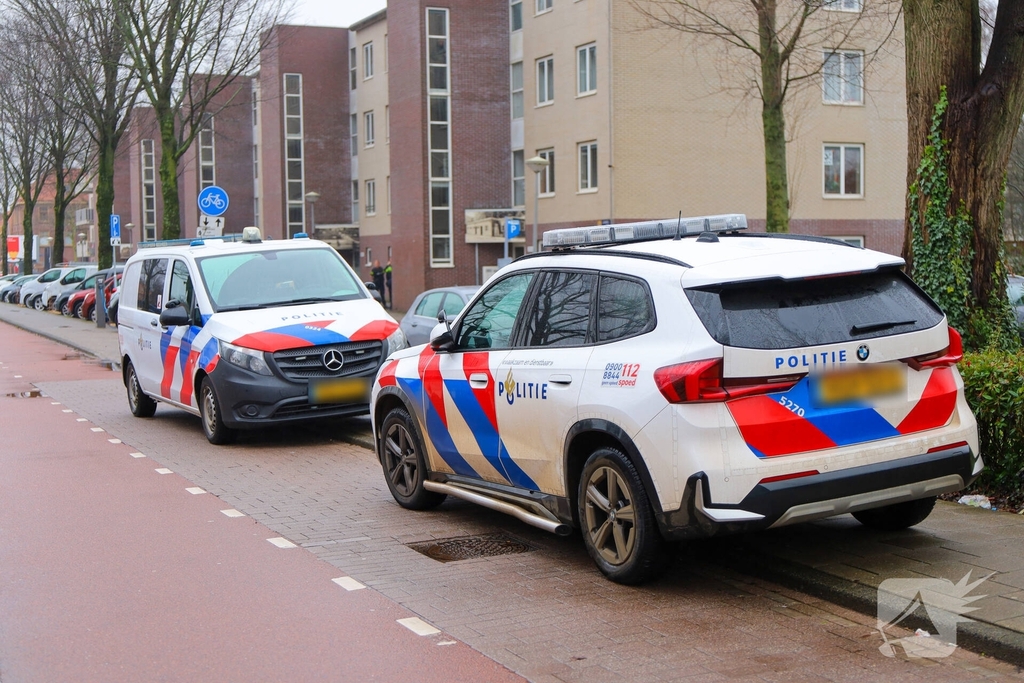 Agenten breken deur open tijdens inval