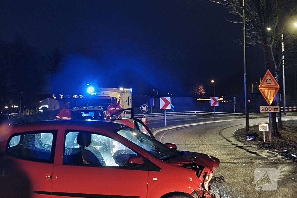 Auto belandt in sloot na botsing met andere auto