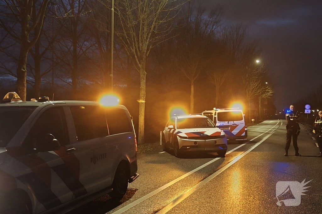 Auto belandt in sloot na botsing met andere auto