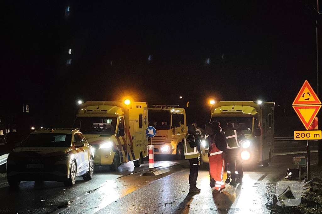 Auto belandt in sloot na botsing met andere auto