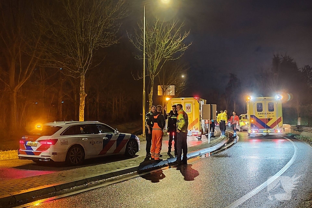 Auto belandt in sloot na botsing met andere auto