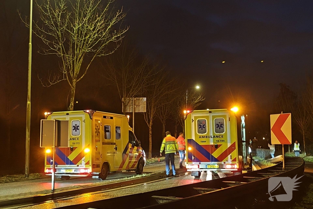 Auto belandt in sloot na botsing met andere auto