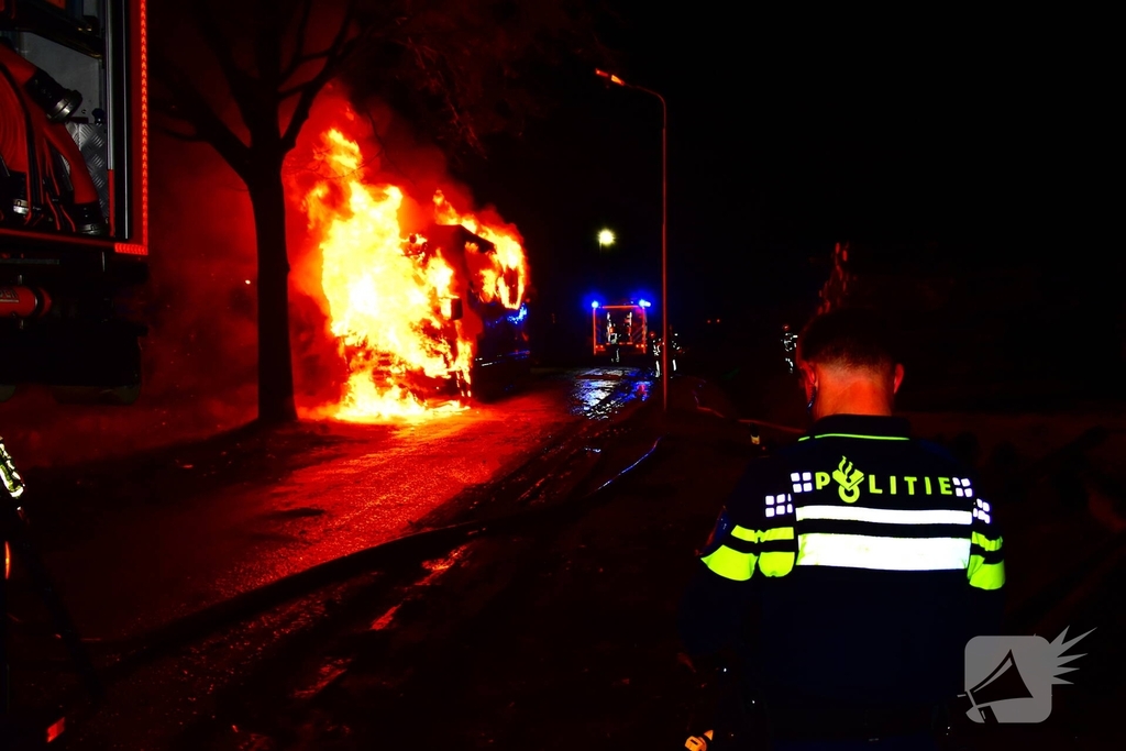 Vrachtwagen brandt volledig uit tijdens incident