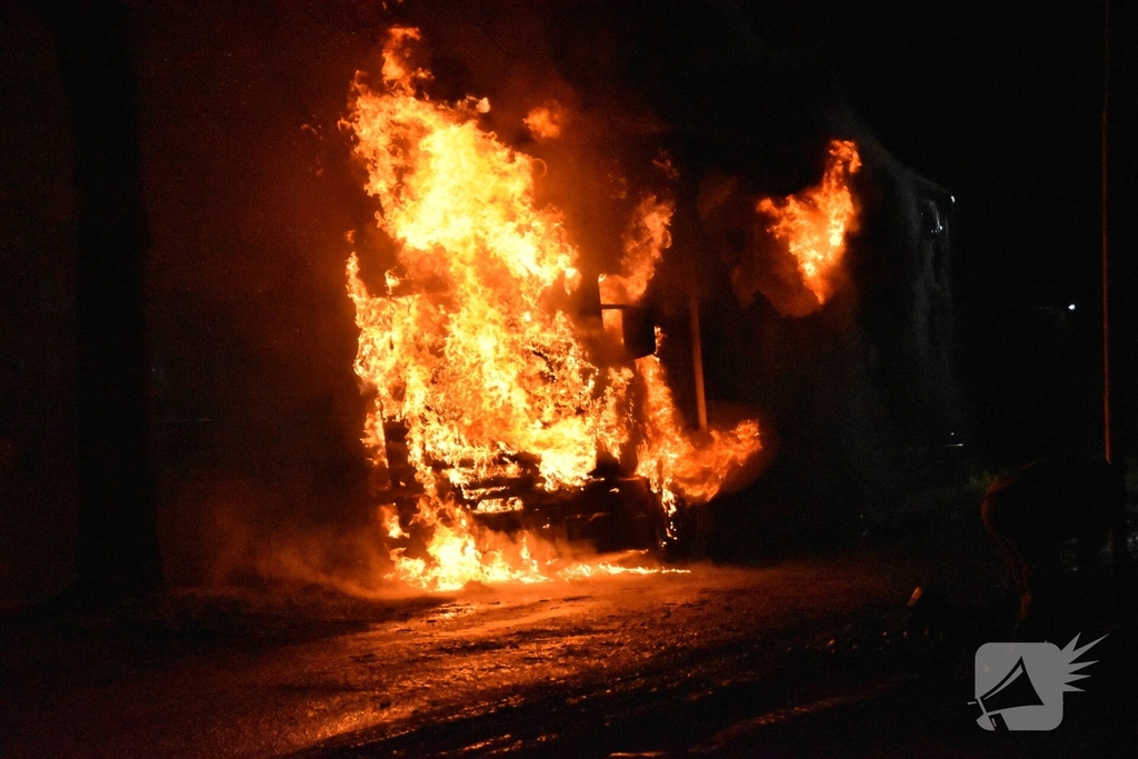 Vrachtwagen brandt volledig uit tijdens incident