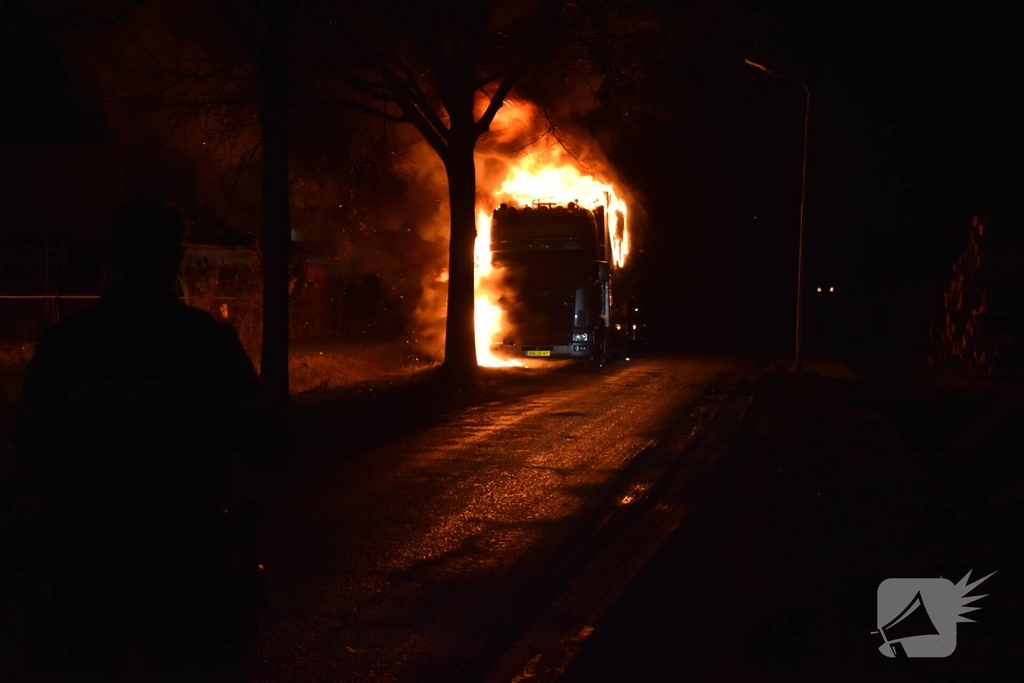 Vrachtwagen brandt volledig uit tijdens incident