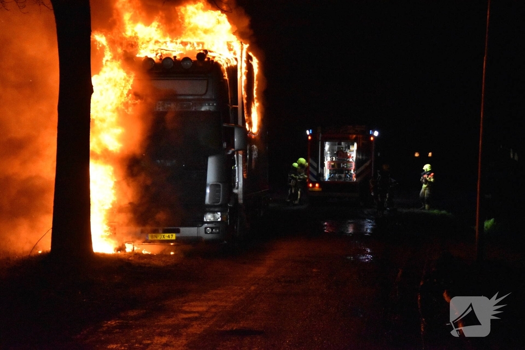 Vrachtwagen brandt volledig uit tijdens incident